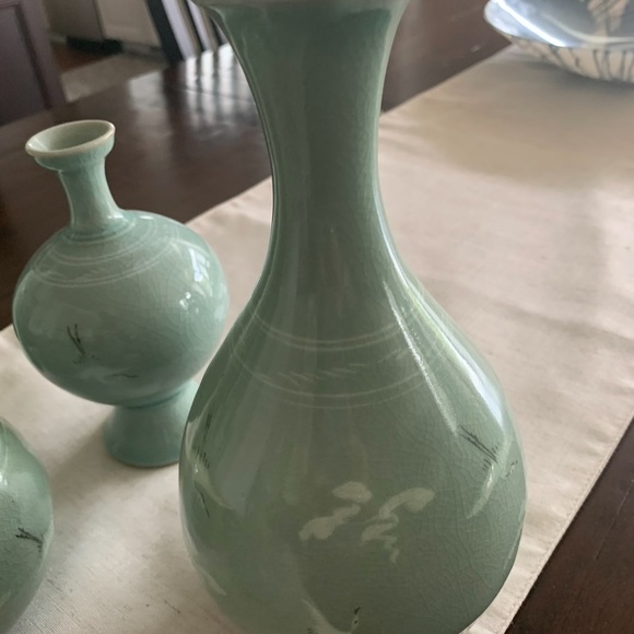 Elegant Green Celadon Vase Set - Picture 2 of 8